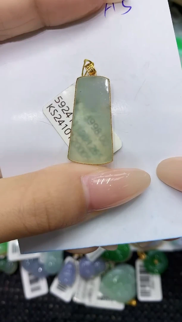 翡翠18K金镶嵌颈饰111111111111