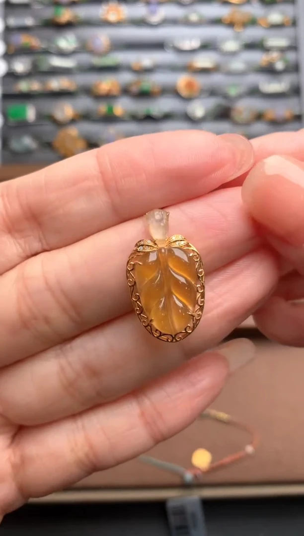 18K金镶嵌挂件翡翠一