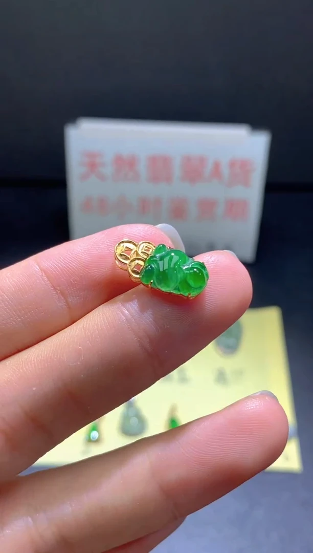 翡翠18K金镶嵌颈饰翡翠吊坠