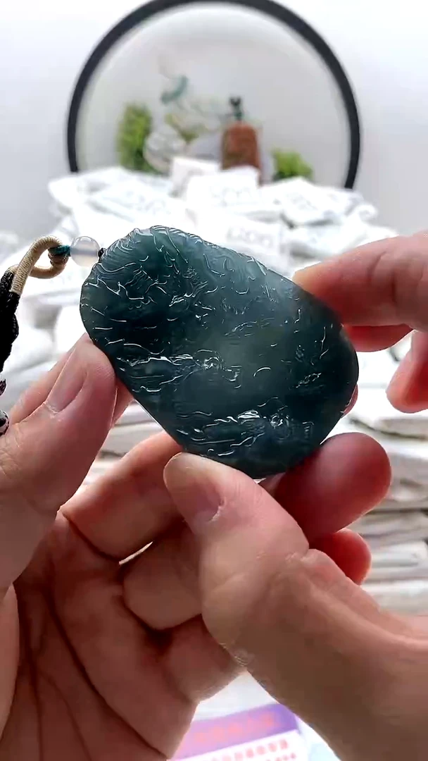 翡翠未镶嵌颈饰九龙