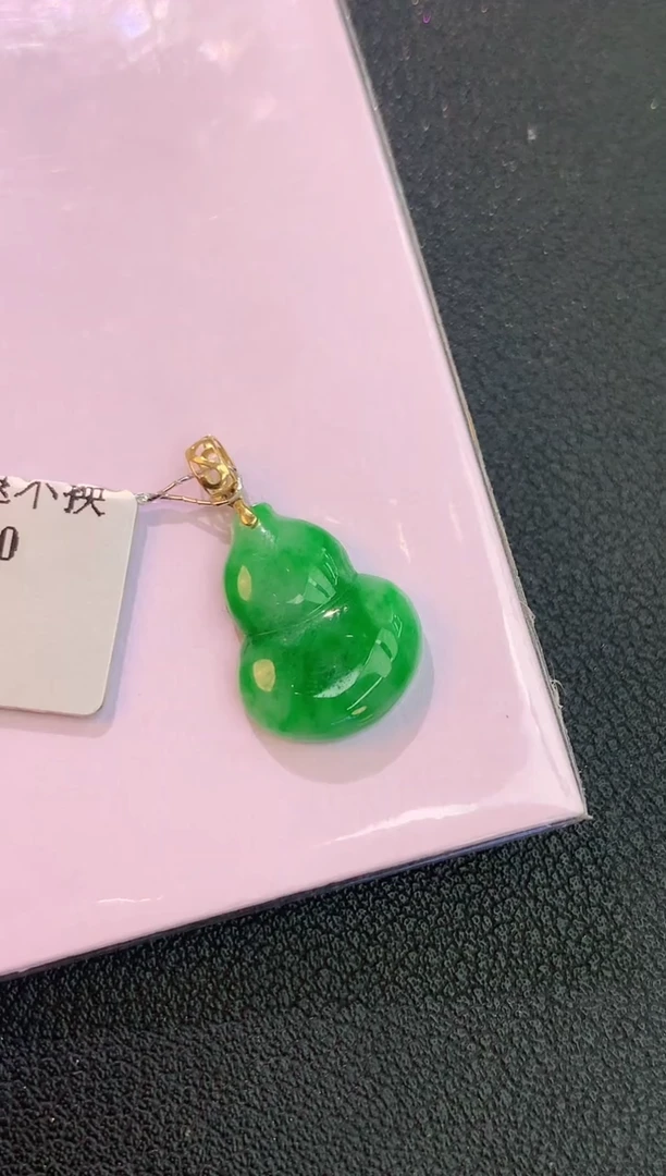 颈饰18K金镶嵌翡翠赠礼盒 丁丁