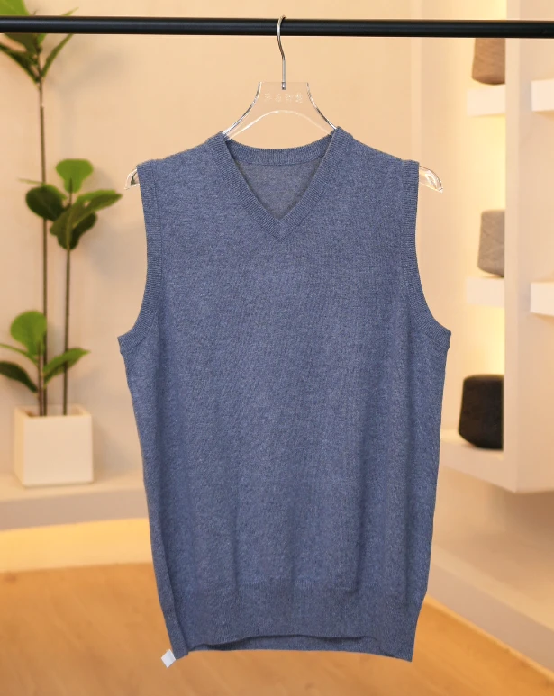 V领针织常规款羊毛马甲时尚