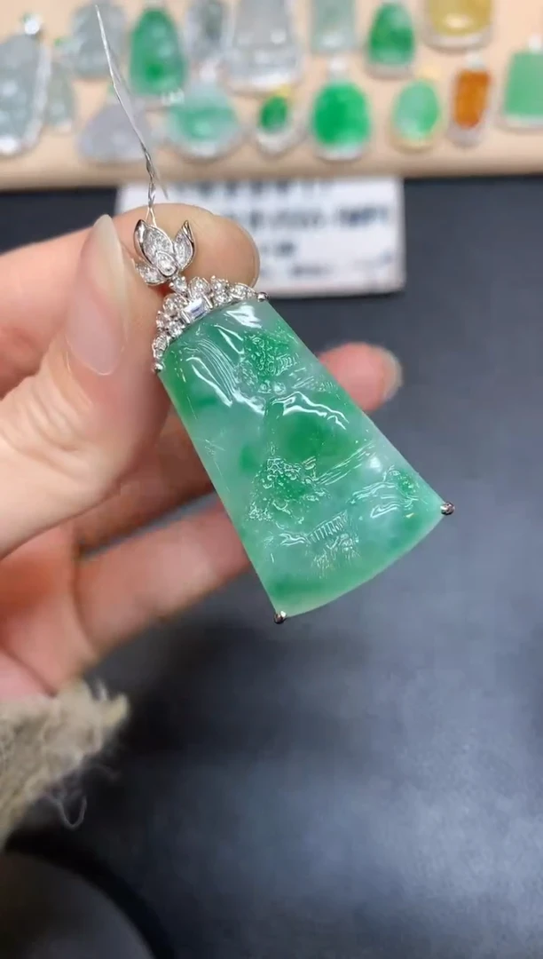 【闪购商品】翡翠颈饰18K金镶嵌山水【无服务费