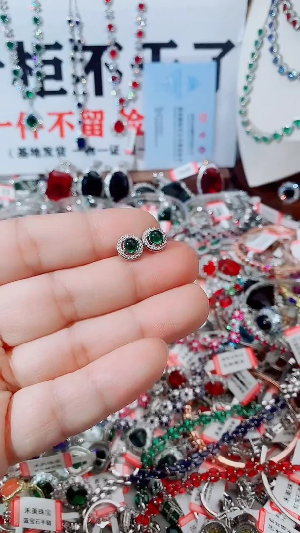 未镶嵌耳饰祖母绿