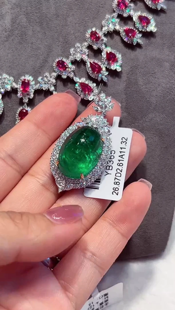 18K金镶嵌吊坠祖母绿不退不换 26.87 ct总150000