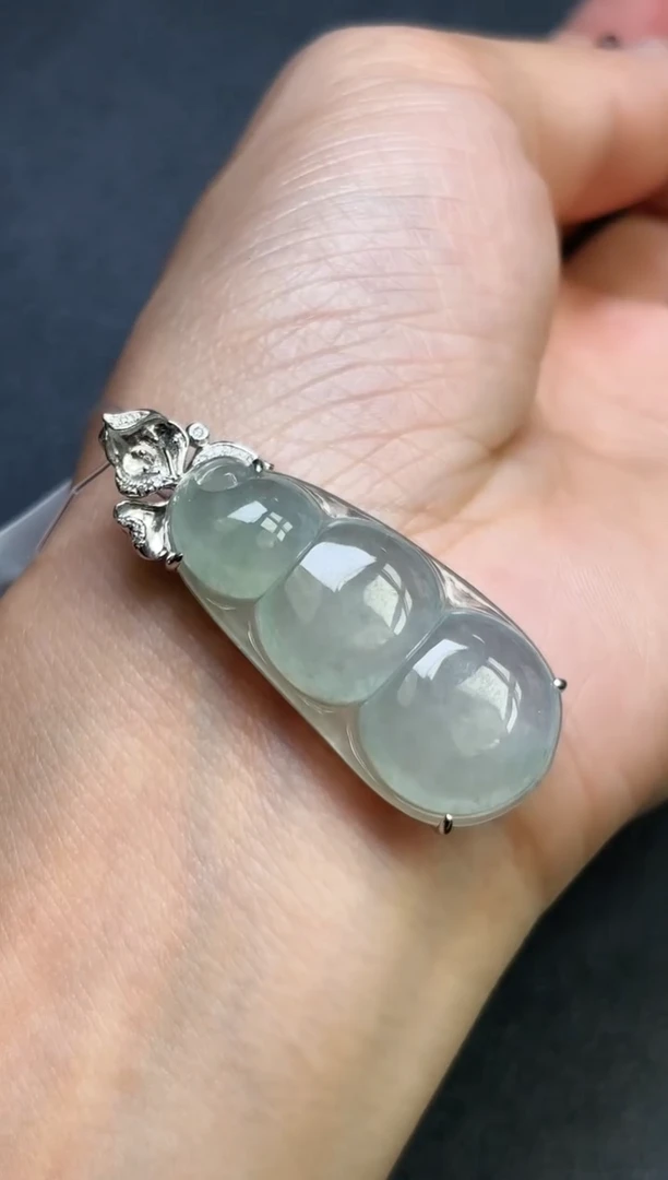 颈饰18K金镶嵌翡翠豆子