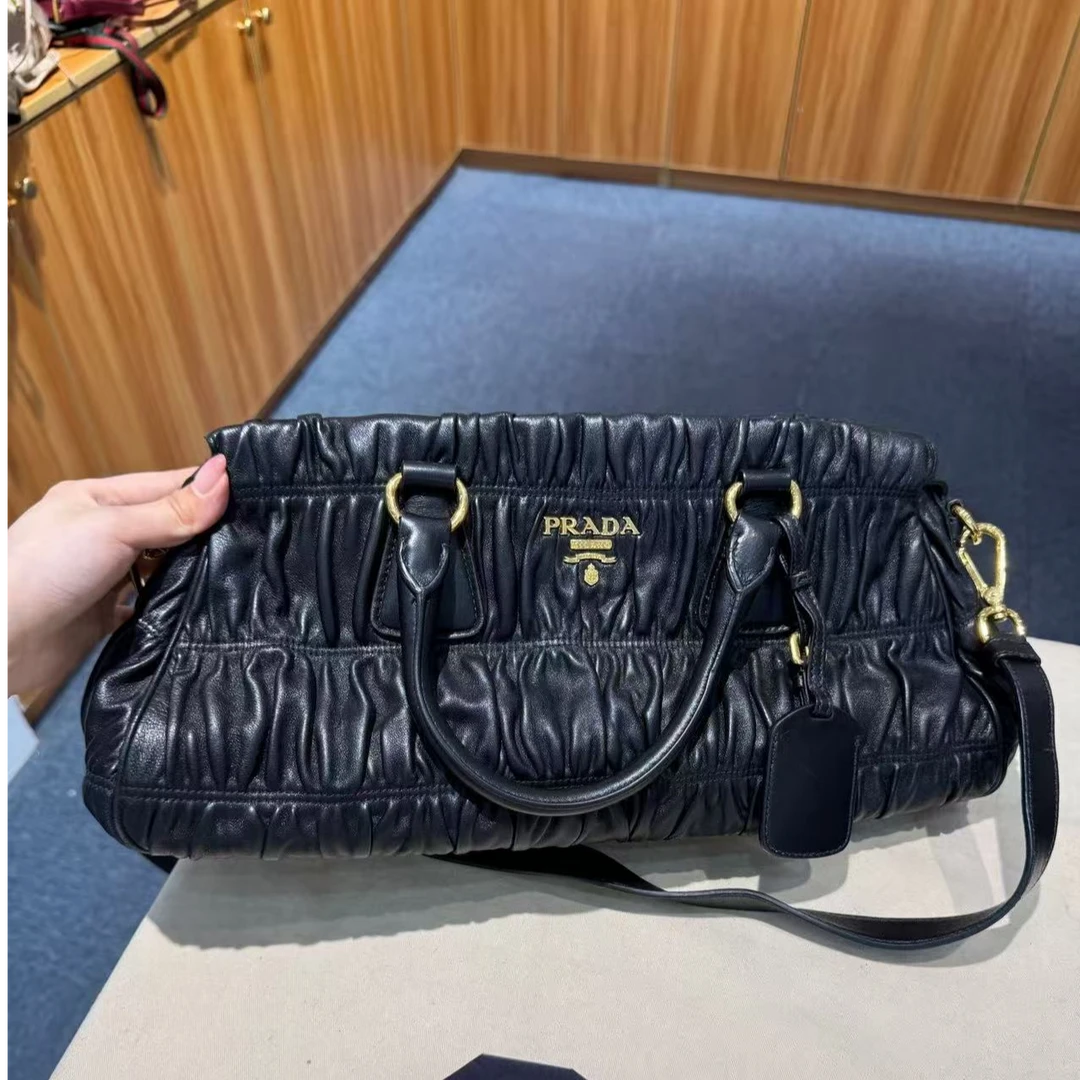 95新 Prada/普拉达 【白菜】褶皱款黑金手提斜挎包/BGD401400101