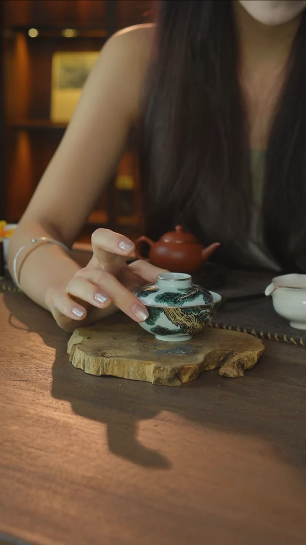 包银松树扁盖碗...