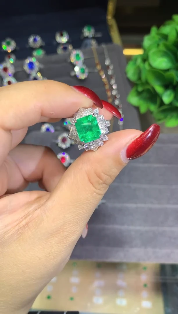 18K金镶嵌戒指祖母绿4.01ct