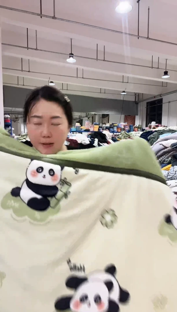 混纺主播手上展示的产品