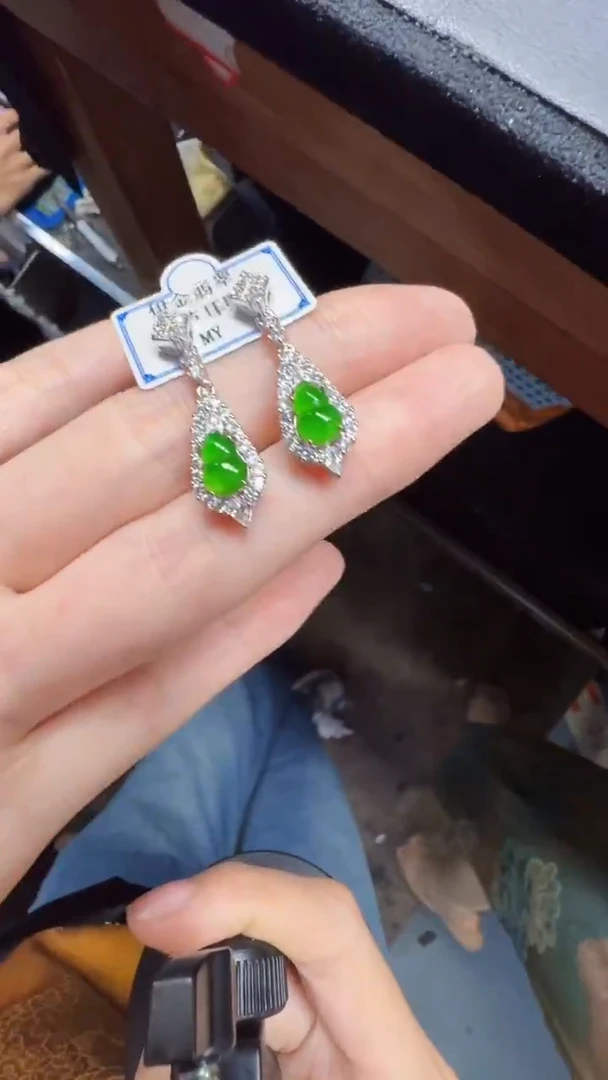 未镶嵌定制翡翠翡翠A货有轻微色差属于正常现象，耳钉多样性发货1