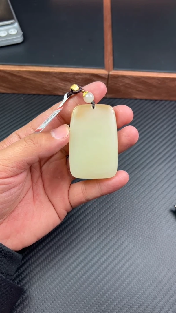 【闪购商品】和田玉吊坠(赠链)未镶嵌且末金山微色差