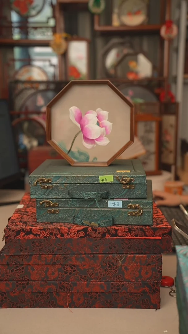 扇子方**义苏绣双面绣八角台屏胡桃木框大号20CM