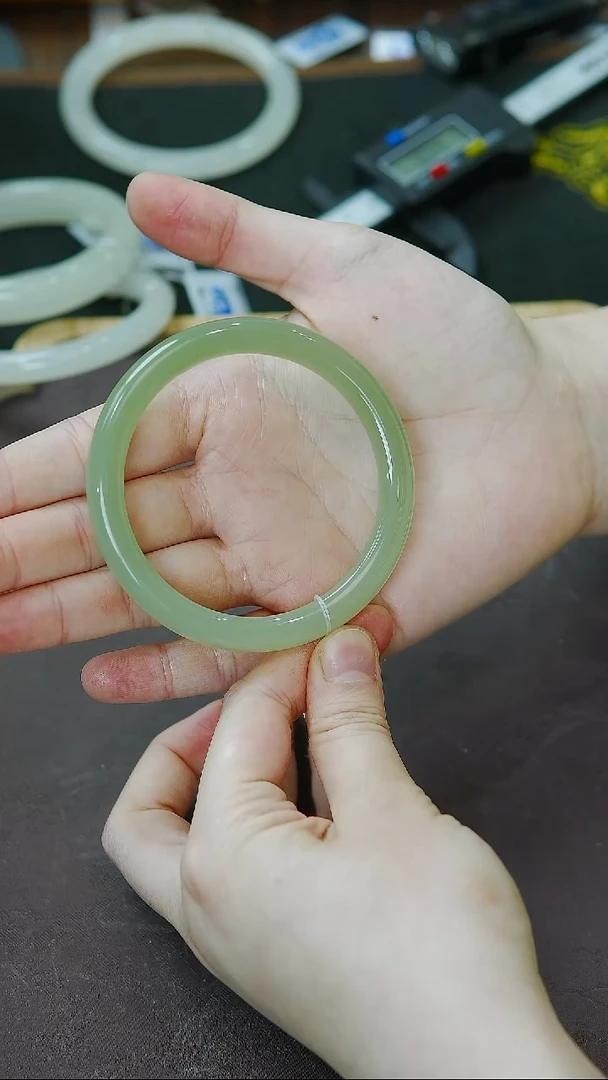 未镶嵌手镯和田玉56-57圈口小正装翠青满翠