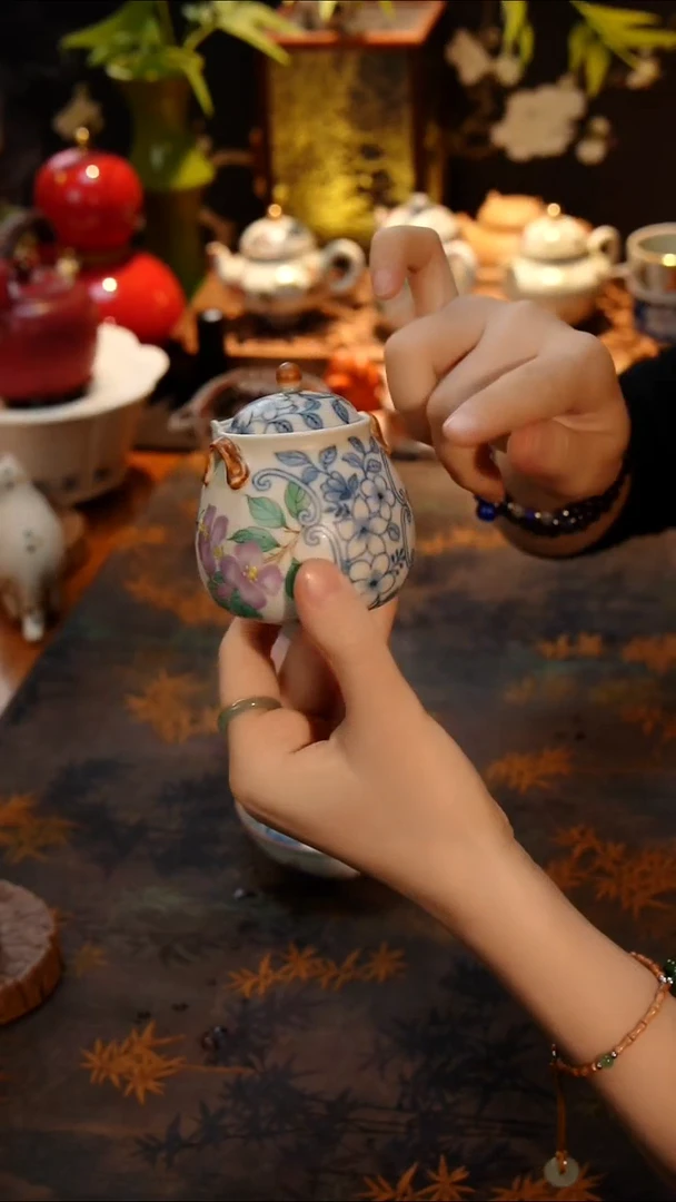 陶瓷云青素坊青花斗彩宝瓶