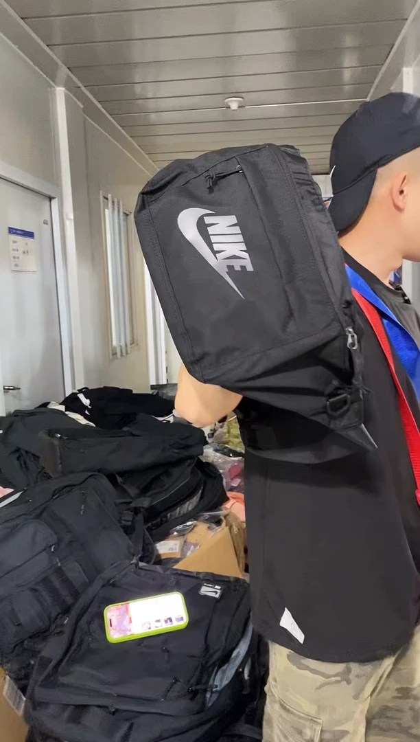 黑色斜挎包 直播间过款