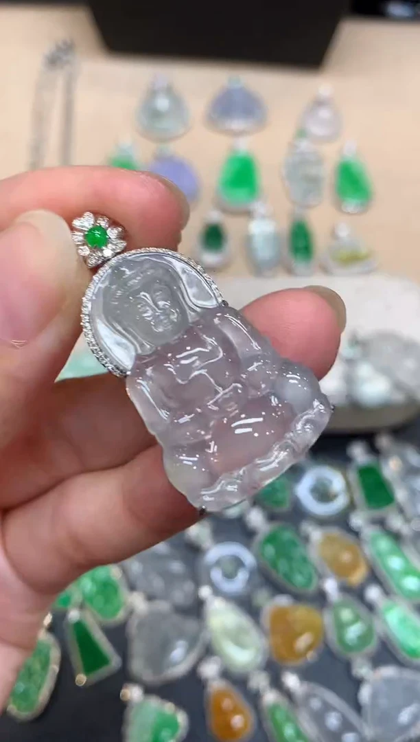 颈饰18K金镶嵌翡翠观音【无服务费