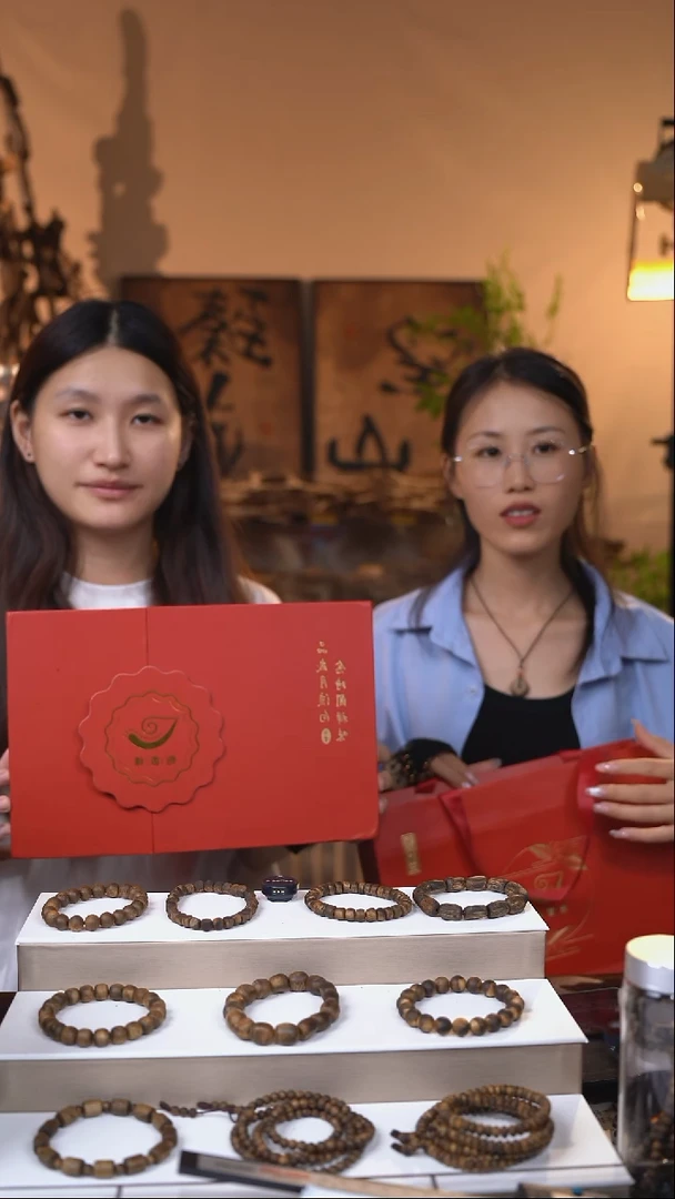 海南沉香虫漏祥云礼盒/多样性发一