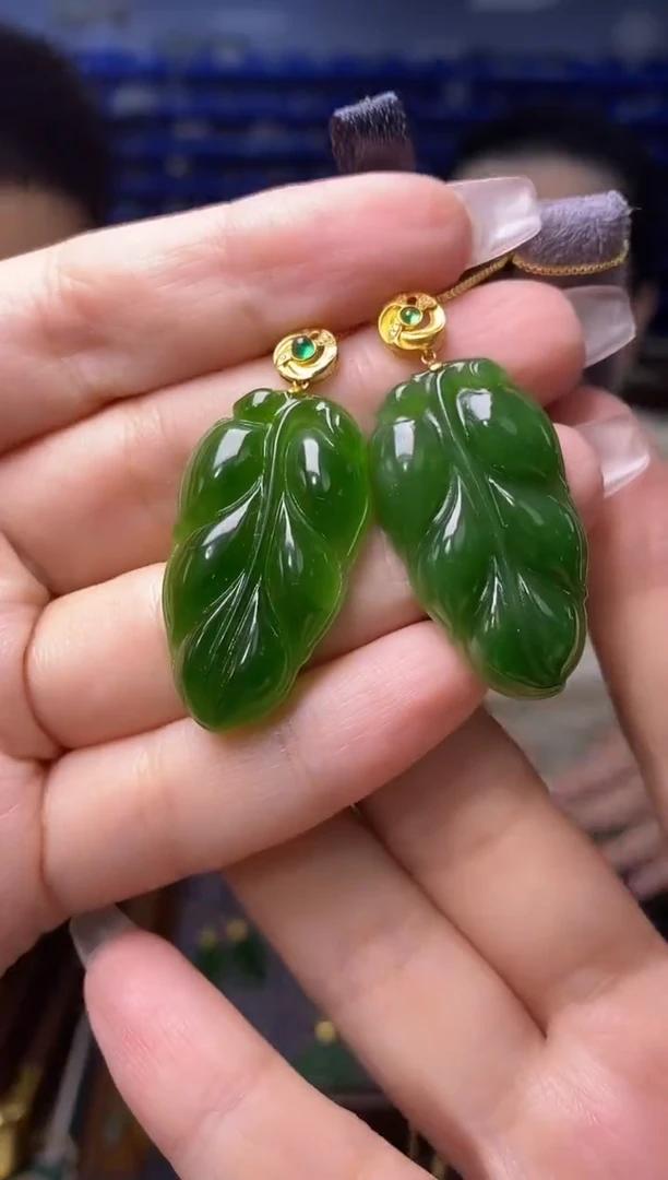 和田玉18K金镶嵌吊坠(不含链)   多样性发货发其一