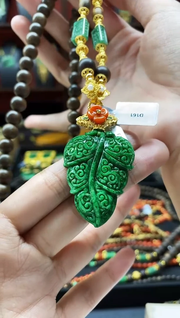 颈饰未镶嵌翡翠吊坠