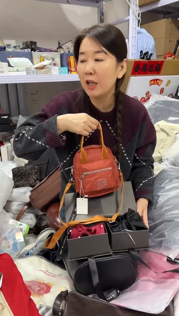 PU上车啦 宝宝们抓紧时间去下方链接拍吧发两个一黑一红发圈高端