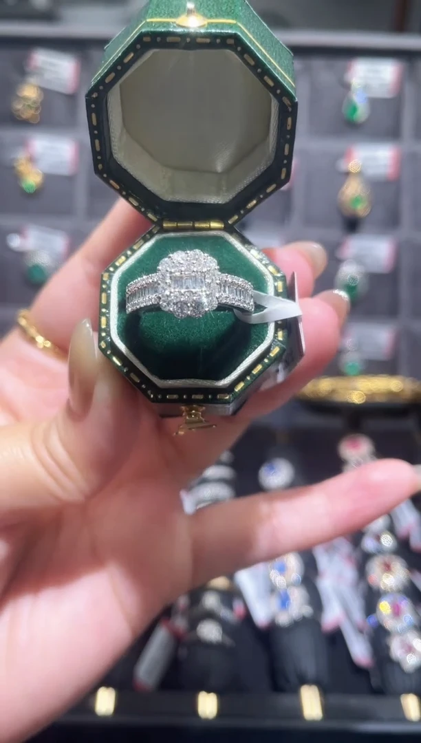 【闪购商品】钻石戒指/指环18K金镶嵌钻石戒指