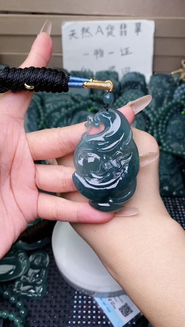 颈饰未镶嵌翡翠