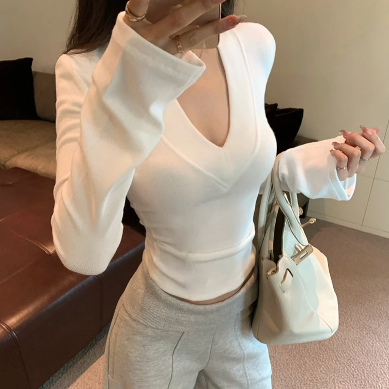 港风气质V领加绒长袖打底衫女秋冬修身显瘦喇叭袖设计感辣妹上衣