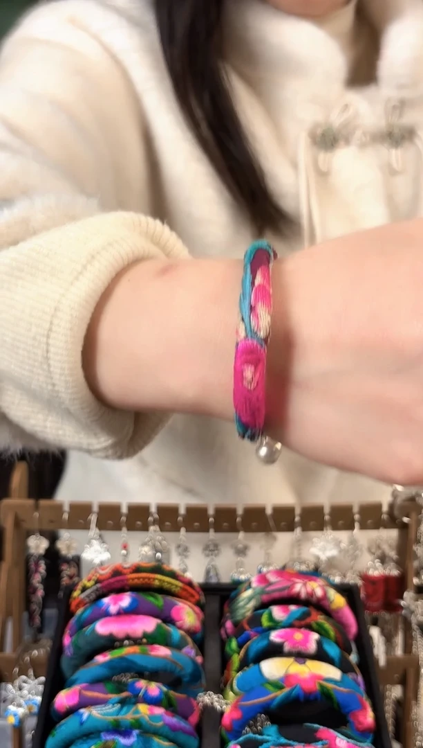 彩云南阁非遗老绣饰品569