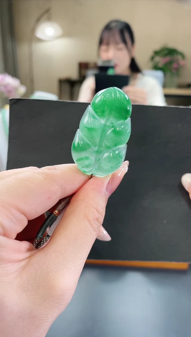 石英质玉未镶嵌颈饰大叶有成