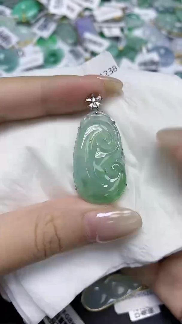 翡翠18K金镶嵌颈饰天然缅甸翡翠A货