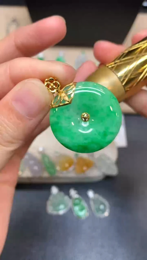 颈饰18K金镶嵌翡翠平安扣【无服务费