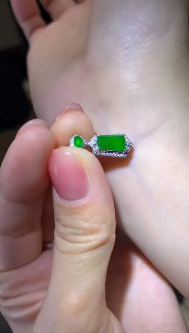 颈饰18K金镶嵌翡翠|不退不换