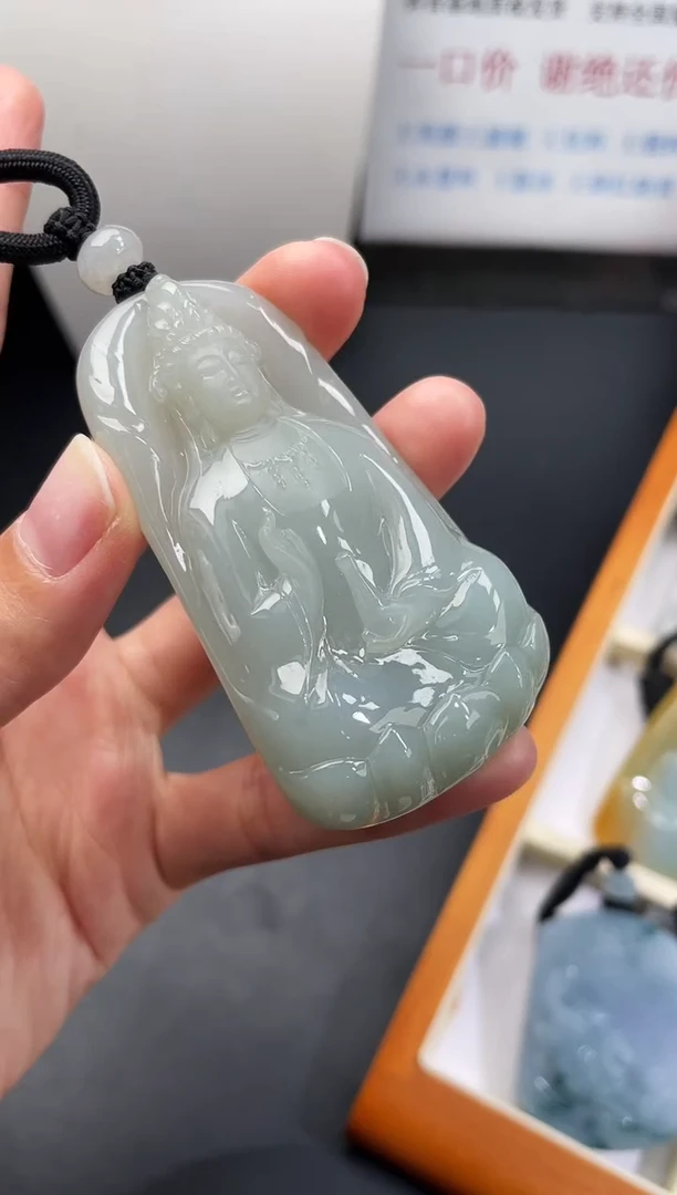 颈饰未镶嵌翡翠观音