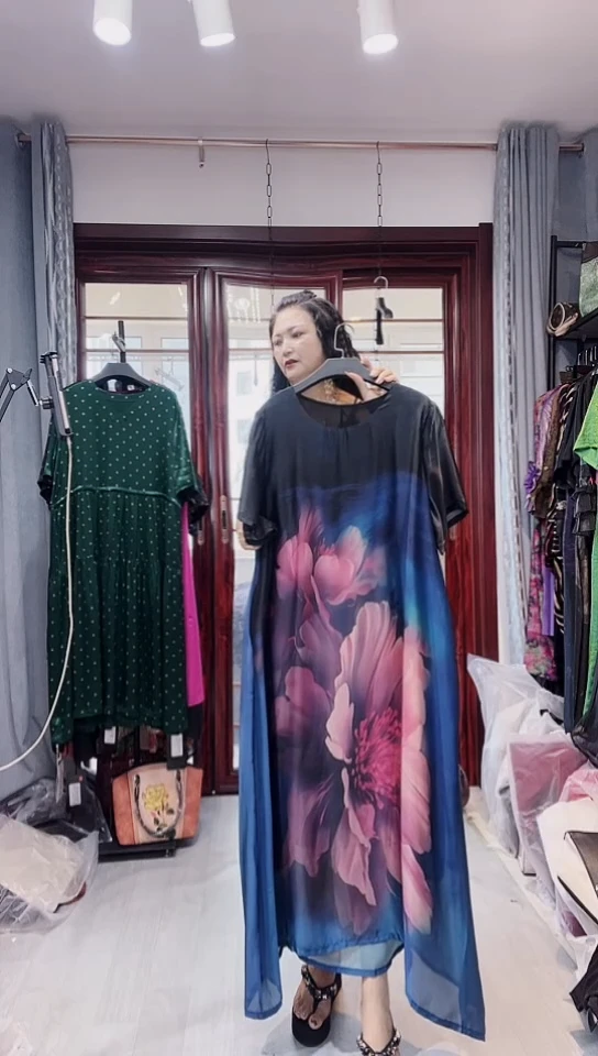 黑色蓝底粉色大花长款连衣裙