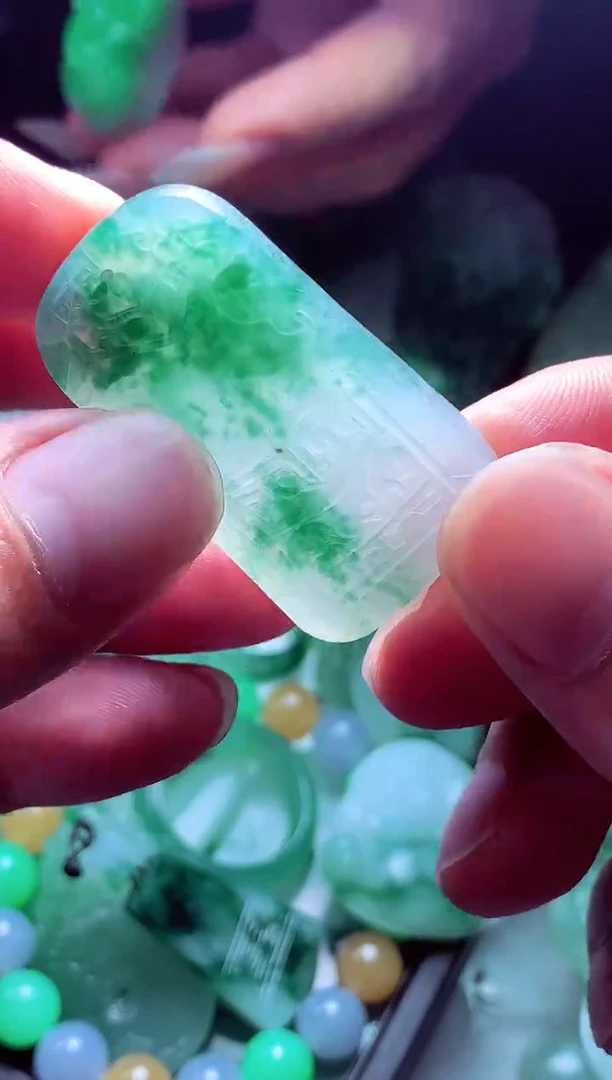 未镶嵌定制翡翠b****?翡翠毛货定制