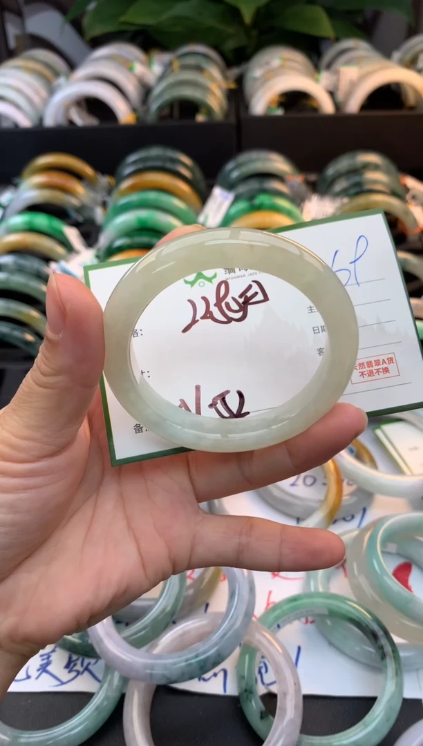 未镶嵌定制翡翠毛货需精细抛光+多人