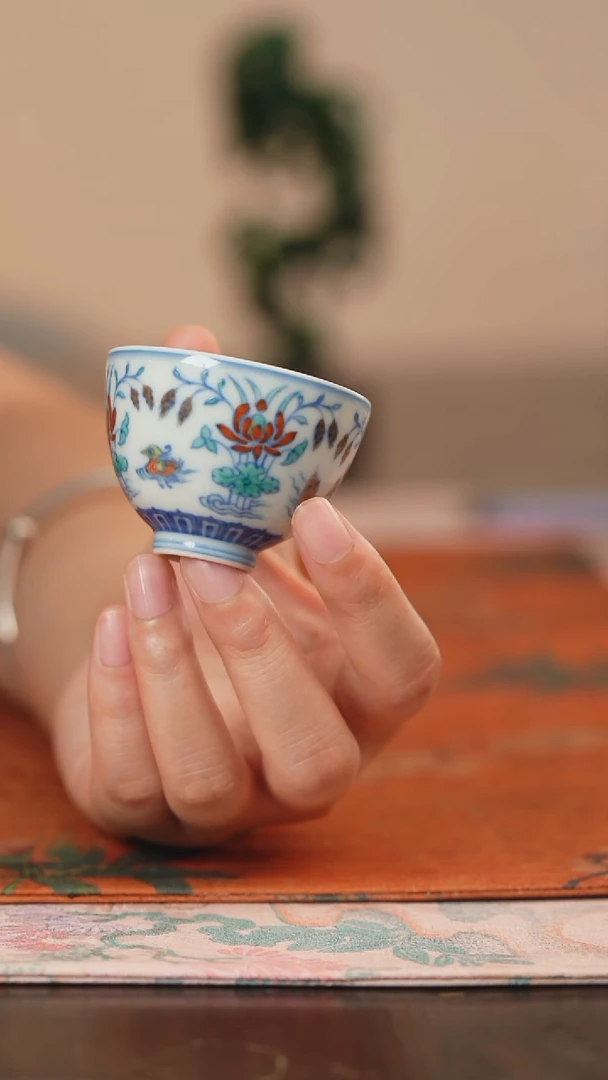 源明清忆斗彩满池娇小杯