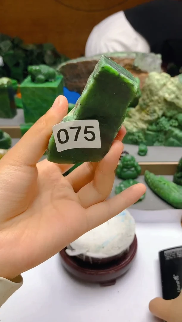 和田玉（碧玉）未镶嵌珠宝半成品1