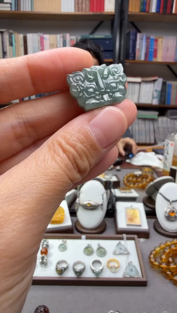 颈饰未镶嵌翡翠仿古兽面纹吊坠