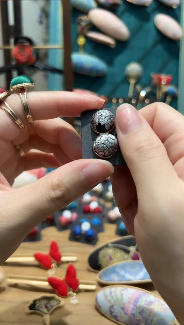 【闪购商品】【一物一拍专车】芙蓉锦鸡黑银色耳钉一对