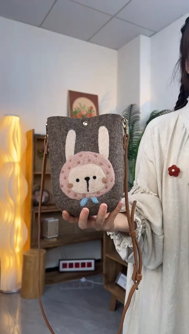 羊毛非遗纯手工包  手机包兔子