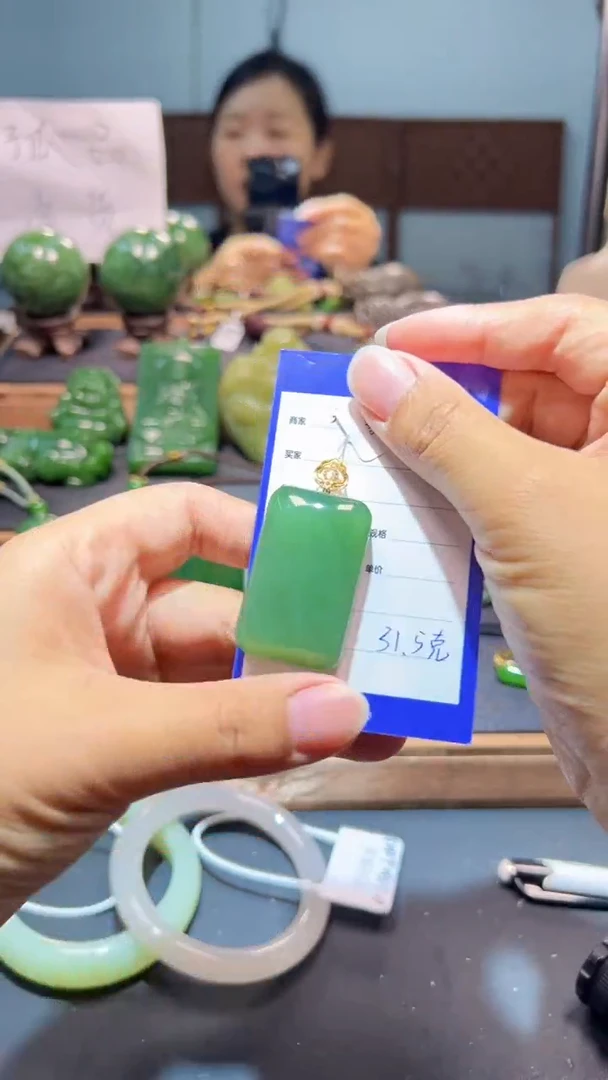 颈饰18K金镶嵌和田玉（碧玉）1