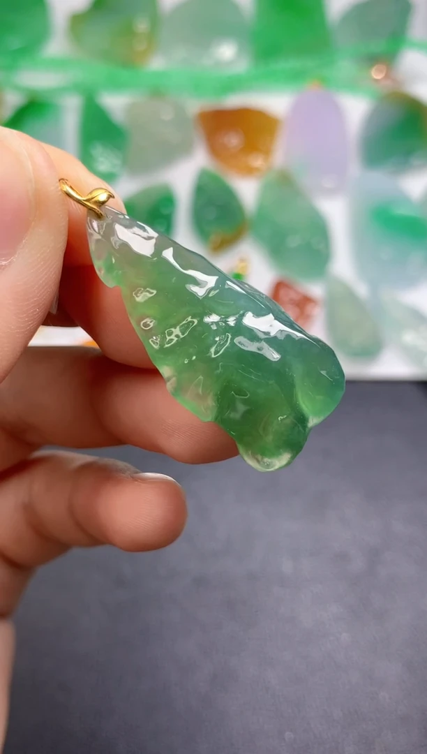 颈饰未镶嵌翡翠