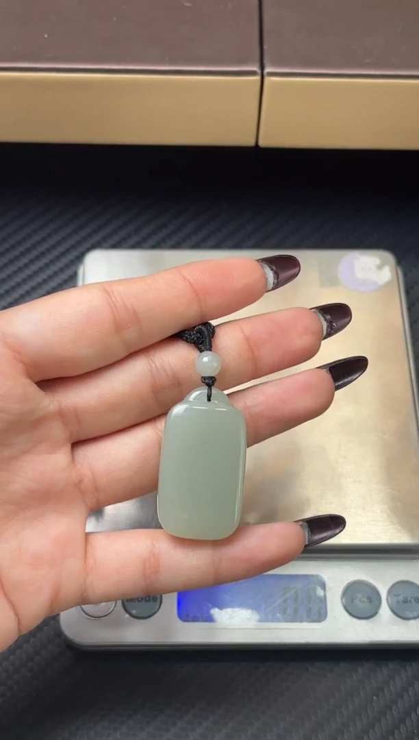 吊坠(赠链)未镶嵌和田玉且末近矿微色差吊坠