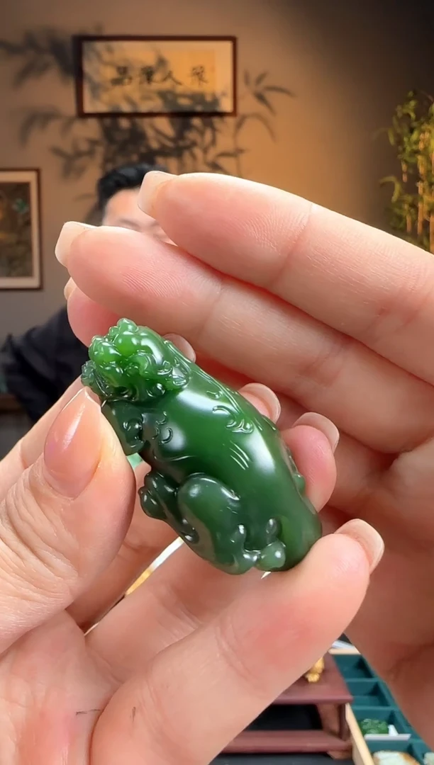 未镶嵌和田玉挂件碧玉满绿貔貅