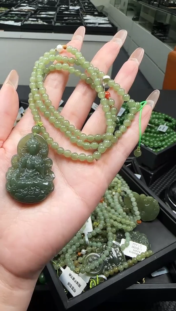 吊坠(赠链)未镶嵌和田玉一个，多样性发一个