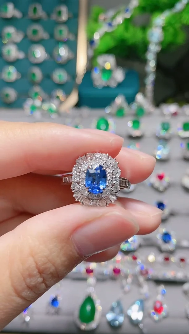 18K金戒指蓝宝石18K金镶嵌.