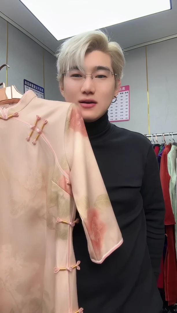 尺码：M M M，看清尺码再下单，特价款，少量微瑕疵，不退还。介意勿拍