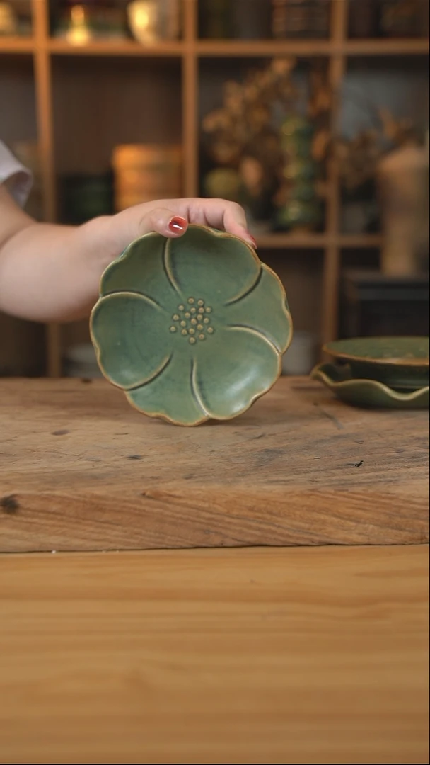 荷叶绿色的莲心碟